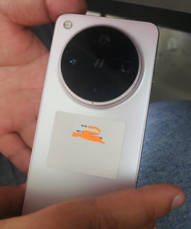 Oppo is gearing up to launch the Find X8 Ultra and Find X8s series on April 10, and a newly leaked image gives us a glimpse of the Ultra model.